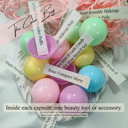 Beispielhafte Auswahl aus der Calm Bag mit 10 Beauty-Produkten – zufällige Zusammenstellung aus Make-up Tools und Beauty Accessoires.