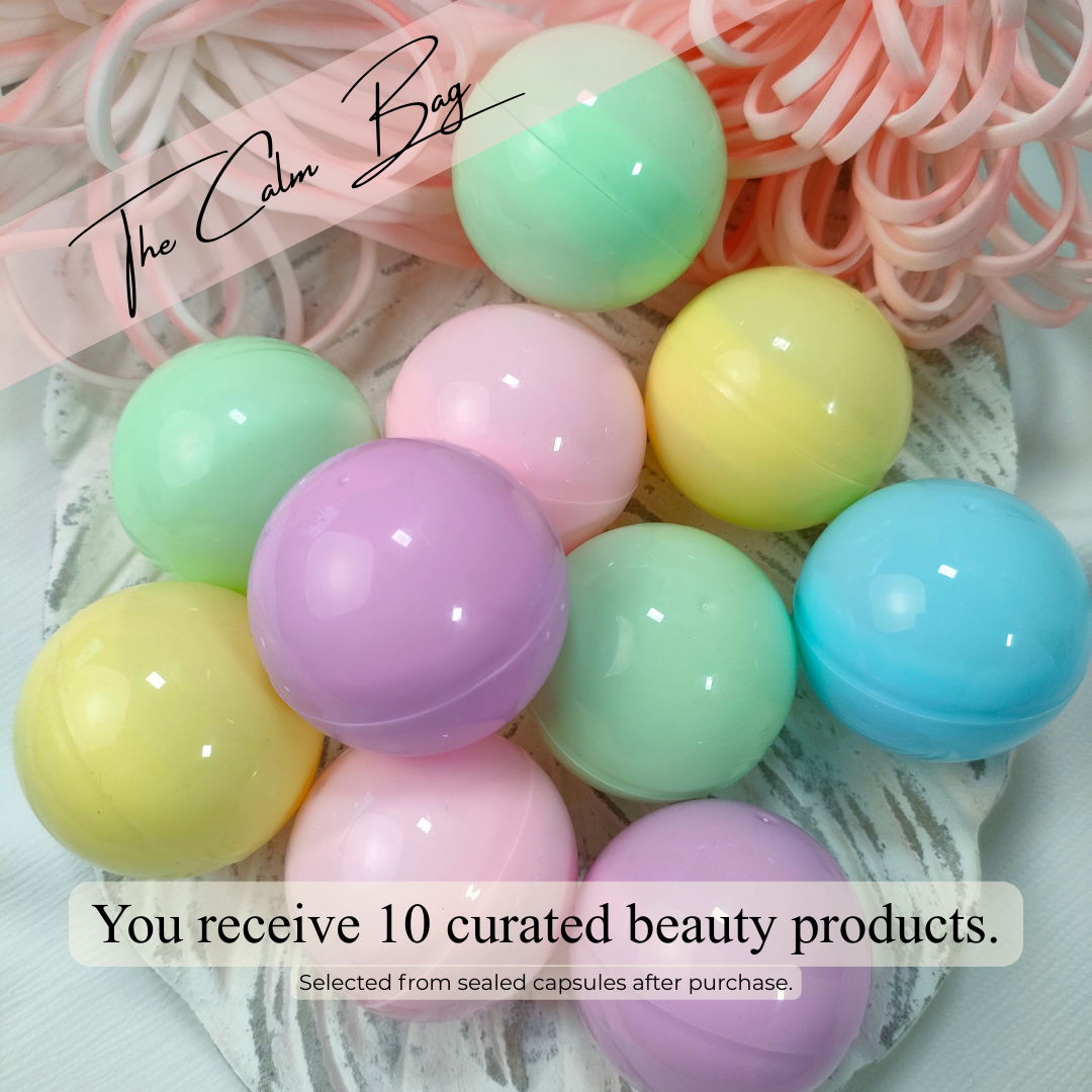 Zehn versiegelte Beauty-Kapseln der Calm Bag – große Beauty Mystery Bag mit 10 zufällig gezogenen Produkten.