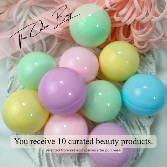 Zehn versiegelte Beauty-Kapseln der Calm Bag – große Beauty Mystery Bag mit 10 zufällig gezogenen Produkten.