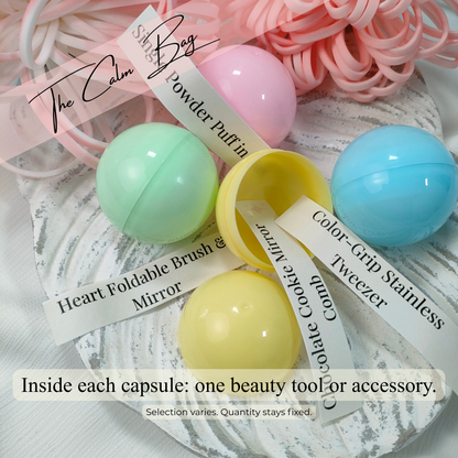 Beispielinhalt der Calm Bag mit 4 Beauty-Produkten – jede Kapsel enthält ein zufällig gezogenes Make-up Tool oder Accessoire.