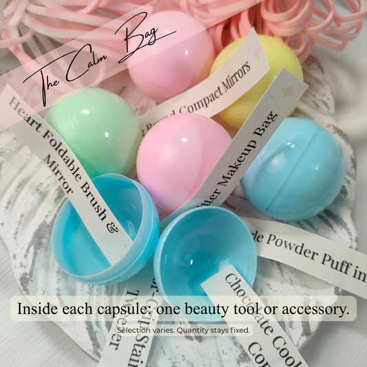 Beispielauswahl aus der Calm Bag mit 6 Beauty-Produkten – zufällige Zusammenstellung aus Make-up Tools und Beauty Zubehör.