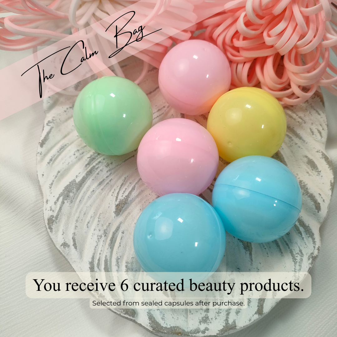Sechs versiegelte Beauty-Kapseln der Calm Bag – Beauty Mystery Bag mit 6 individuell gezogenen Beauty-Produkten.