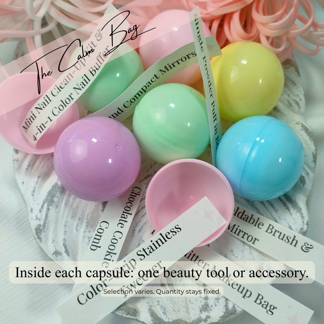 Beispielinhalt der Calm Bag mit 7 Beauty-Produkten – jede Kapsel enthält ein Beauty Tool oder Accessoire, Auswahl variiert.