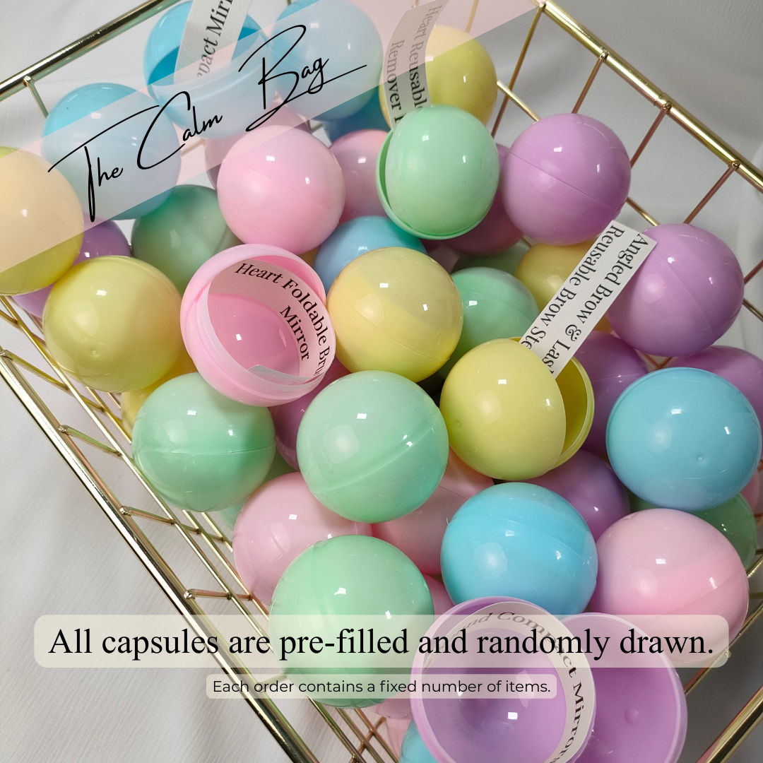 Vorbefüllte Beauty-Kapseln der Calm Bag in einem Korb – Produkte werden nach dem Zufallsprinzip gezogen, feste Anzahl pro Bestellung.