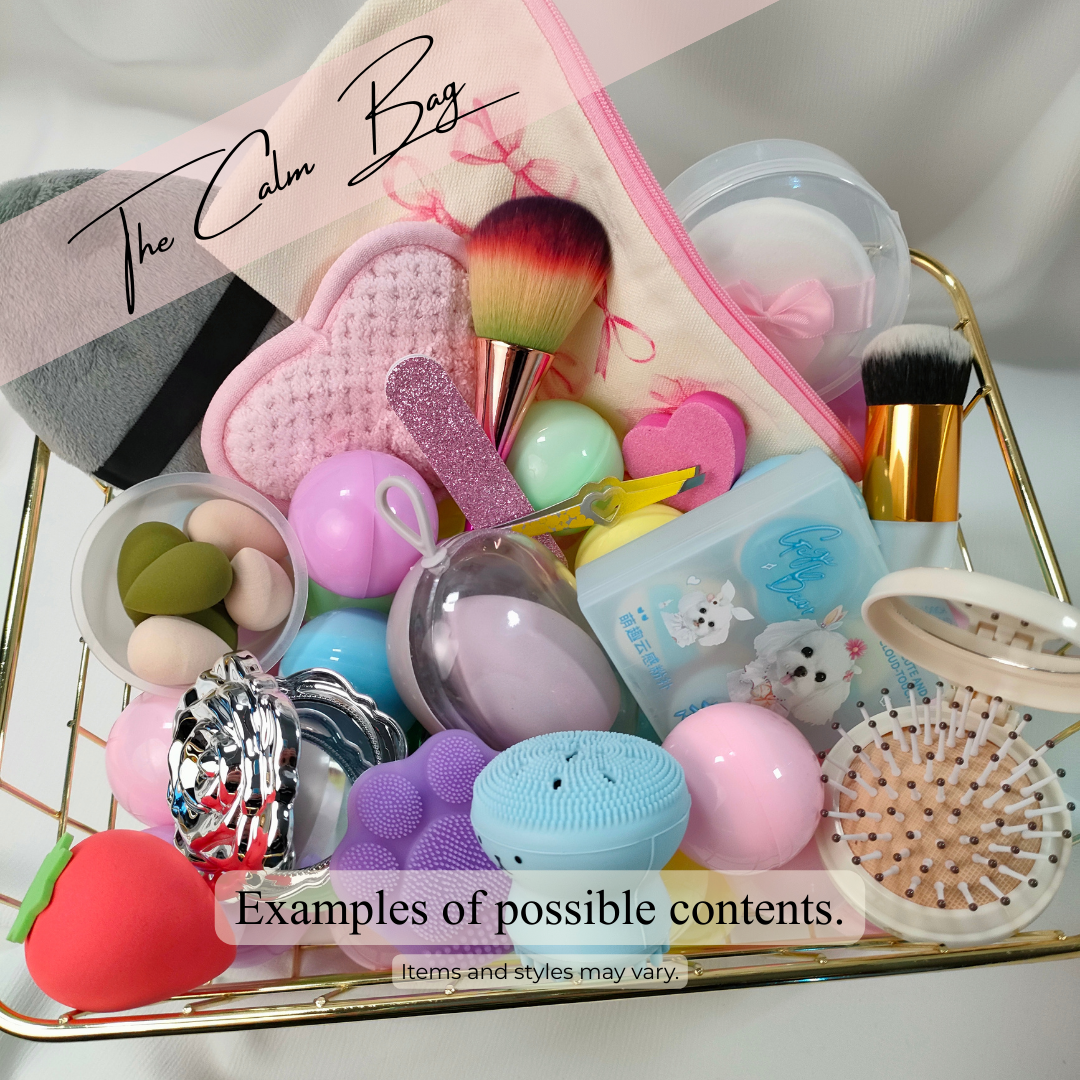 Beispiel möglicher Inhalte der Calm Bag – Make-up Pinsel, Spiegel, Beauty Tools und Accessoires, Auswahl kann variieren.