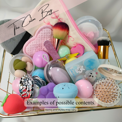 Beispiel möglicher Inhalte der Calm Bag – Make-up Pinsel, Spiegel, Beauty Tools und Accessoires, Auswahl kann variieren.